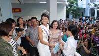 Hoa hậu H’Hen Niê về thăm trường cũ sau khi đăng quang